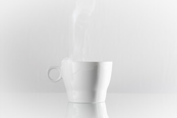 Kaffeetasse mit weißen Hintergrund und dampf 