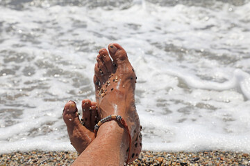 pies desnudos mojados sobre la arena de la playa piedras descanso almería 4M0A0602-as21