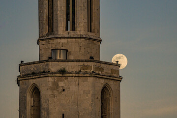 La Luna y el campanario, Vilafranca del Penedès
