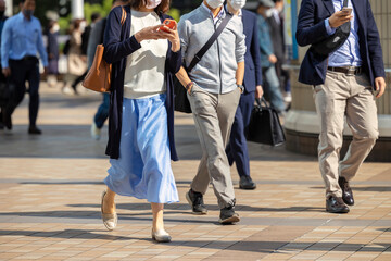 朝の、会社に向かうジネスマンの通勤風景
