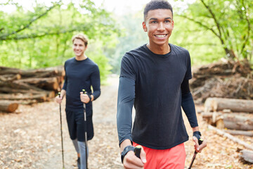 Zwei Freunde machen zusammen Nordic Walking