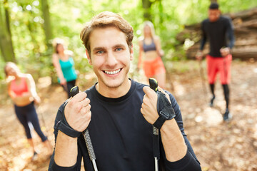 Mann als  Fitness Trainer beim Nordic Walking