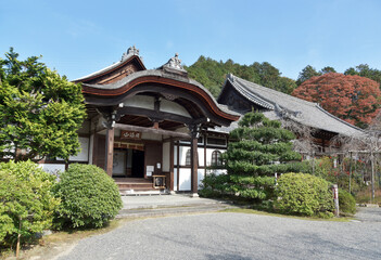 Fototapeta premium 秋の毘沙門堂 玄関 京都市山科区