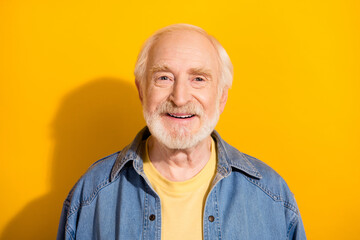 Obraz premium Photo of satisfied aged person beaming smile look camera isolated on bright yellow color background