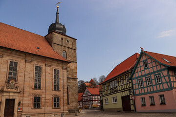 Romantisches Fachwerkstädtchen Ummerstadt in Südthüringen; Viehmarkt mit Pfarrkirche St....