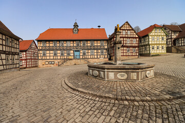 Romantisches Fachwerkstädtchen Ummerstadt in Thüringen; Marktplatz mit Rathaus und Marktbrunnen