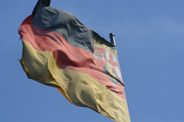 BRD-Rheinland-Pfalz Flagge wehend