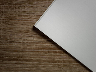 feuille blanche sur table en bois