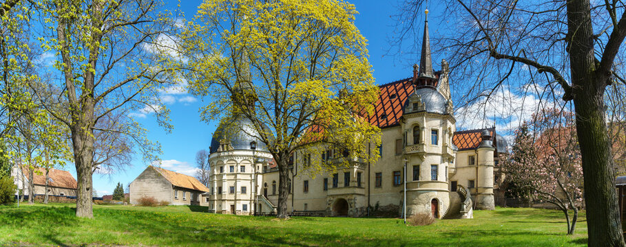 Schloss Sch&ouml;nfeld, Fr&uuml;hling