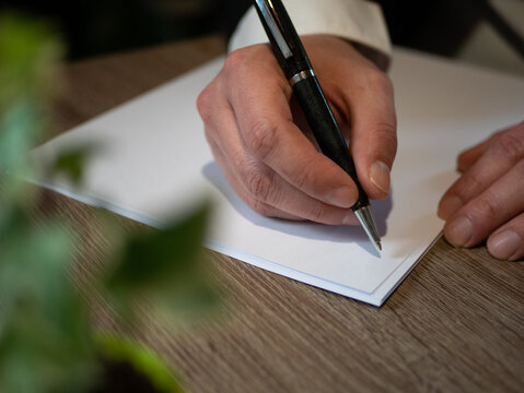 Homme qui signe un accord