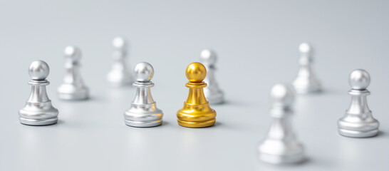 golden chess pawn pieces or leader businessman stand out of crowd people of silver men. leadership, business, team, teamwork and Human resource management concept