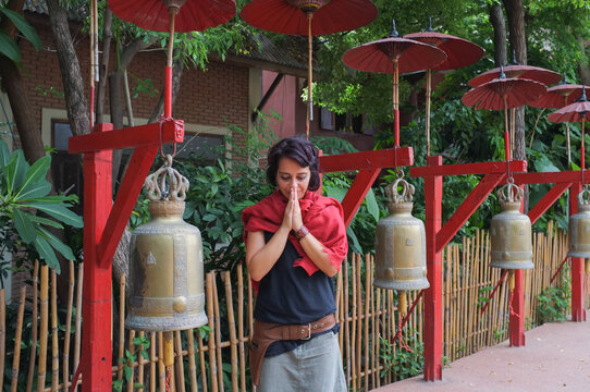 girl praying Buddhist temple