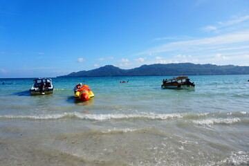 Fototapeta premium magnificent beach in tropical country decorated with white sandy beach and the blue sky