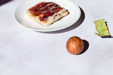 Aguacate con jamón en tostada