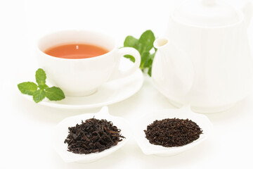 温かい紅茶と茶葉