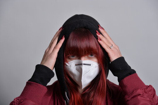 junge frau teen mit bomberjacke cool l&auml;ssig und corona hygiene maske fsp2
