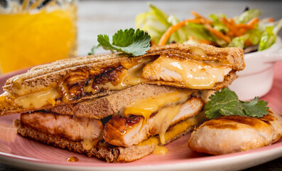 Sandwich de pollo y queso a la plancha