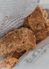 Deliciosas piedras de dulces de caramelo y azúcar hechas artesanalmente, típicas en Inglaterra