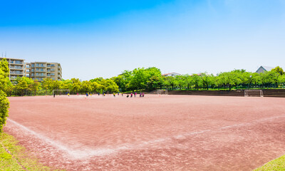 Fototapeta premium 休日の公園グラウンド