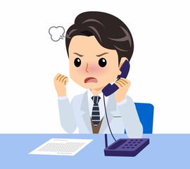 白いスーツの男性