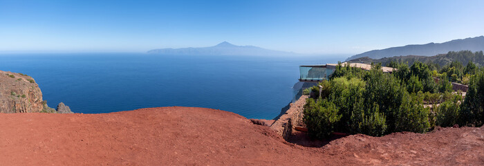 La Gomera - Plateau aus roter Erde am Aussichtspunkt Mirador de Abrante mit Blick zur Insel...