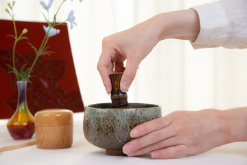 お抹茶を点てている様子