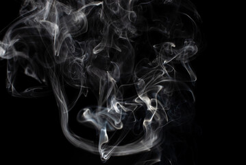 Obraz premium cloud of white smoke on black background