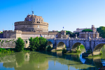 Fototapeta na wymiar 晴れた日のローマ、テベレ川沿いのサンタンジェロ橋とサンタンジェロ城
