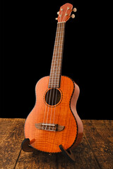 Naklejka premium Ukulele Hawaiian guitar on wooden backgroun close up