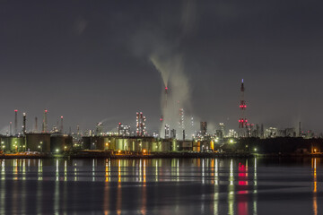 遠方の工場群の夜景