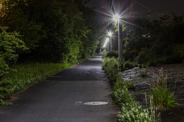 工場地帯の人気のない細長い夜道