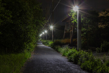 工場地帯の人気のない細長い夜道