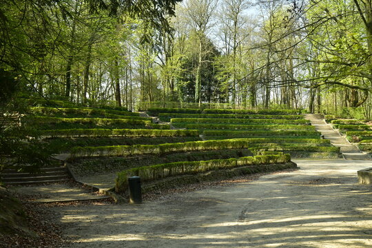 Amphith&eacute;&acirc;tre avec gradins garnies de haies au parc de Laeken &agrave; Bruxelles