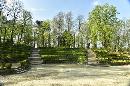 Amphith&eacute;&acirc;tre avec gradins garnies de haies au parc de Laeken &agrave; Bruxelles