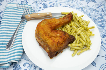 poulet rôti et pâtes au pesto dans une assiette