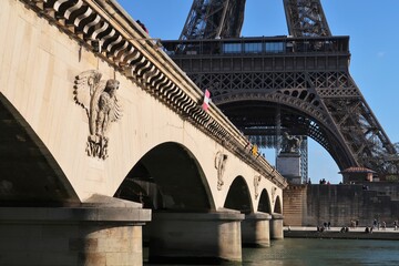 Pont d'Iéna sur la Seine à Paris, face à la tour Eiffel, célèbres monuments historiques...