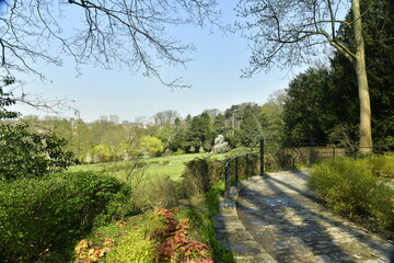 L'un des chemins semi-ombrag&eacute;s dominant le parc Jean Sobieski au Jardin du Fleuriste &agrave; Laeken (Bruxelles)