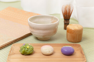 畳の上に置かれたお抹茶と練り切り