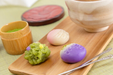 3種類のかわいい練り切りと茶器と茶筒