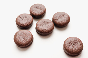 chocolate chip cookies on white background, orion chokopai 