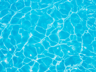 In summer, the noon sun shines on the water surface of the swimming pool, reflecting the refreshing light pattern