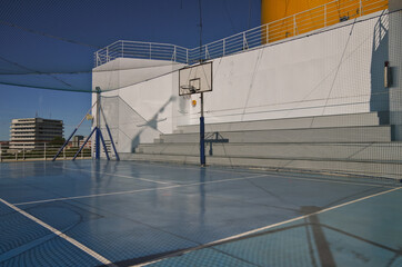 Basketball-Spielfeld in Sportkomplex auf Kreuzfahrtschiff mit blauem Himmel und Wolken - Basketball...
