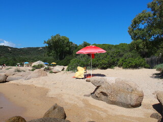 Strandlandschaft mit einsamen Sonnenschirm