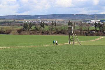 Spaziergänger auf dem Feldweg.