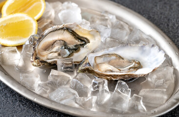 Oysters with fresh lemon