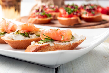 Crostini con salmone affumicato, zucchine e formaggio, Antipasto Italiano 