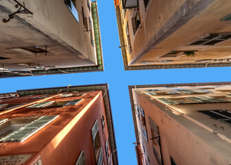 Obraz na płótnie Canvas Vue aérienne de façades aux couleurs chaudes à l'intersection de quatre ruelles étroites dans le Vieux Nice sur la Côte d'Azur