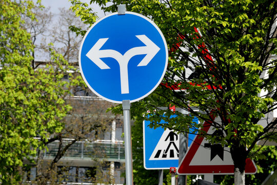 verkehrsschilder an einer kreuzung pfeile rechts oder links