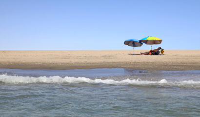 mujer tumbada en una hamaca debajo de la sombrilla  en la playa desierto almería cabo de gata 4M0A9764-as21 - obrazy, fototapety, plakaty