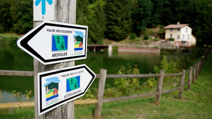 Wegweiser auf den Wanderweg an der Schleusentreppe und dem Schleusenw&auml;rterpfad in Arzviller, Teil des Canal de la Marne au Rhin